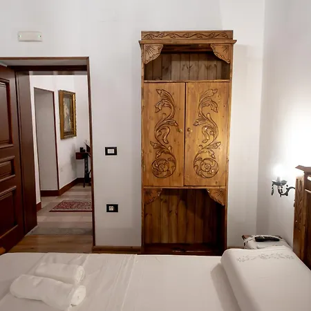 Balcony Of The Old 3* Gjirokastër