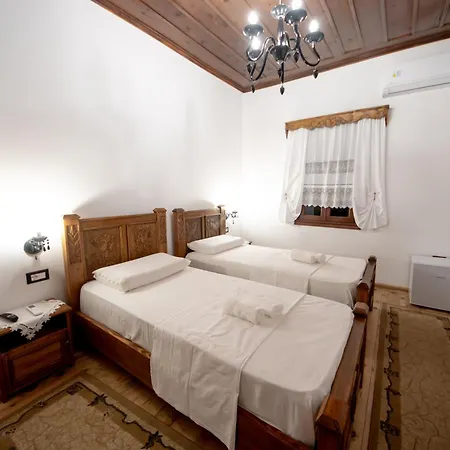 Balcony Of The Old 3* Gjirokastër