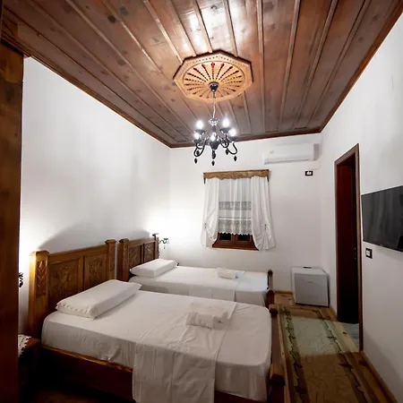 Balcony Of The Old 3* Gjirokastër